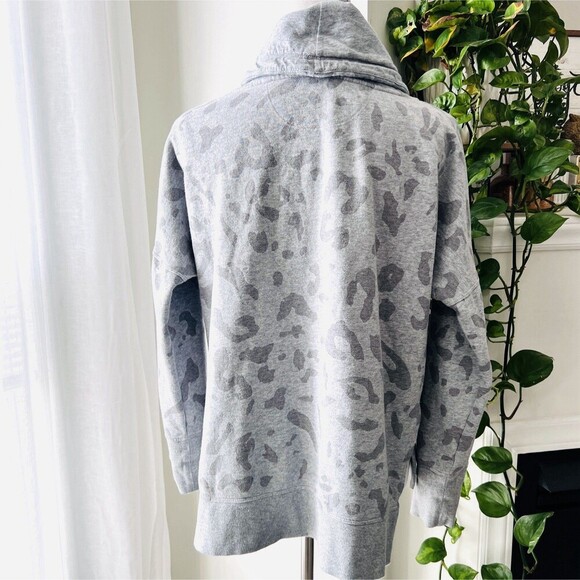 Calvin Klein Gray Leopard Print Turtleneck Cropped Sweatshirt Size Small - Picture 6 of 8